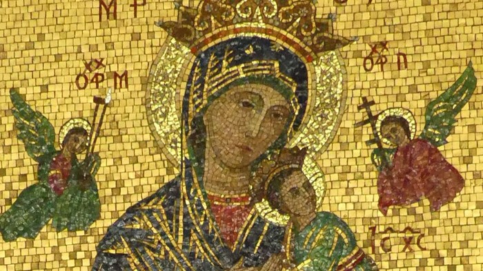 Mosaikikone der Jungfrau Maria mit dem Jesuskind und Engeln, darunter ein kerzenbeleuchteter Schrein.