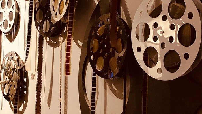 Filmrollen, die an Wand hängen