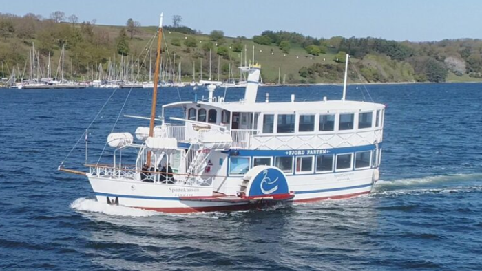 Hjuldamperen Svanen sejlende på Mariager Fjord. 