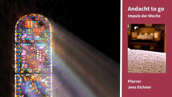 Kirchenfenster, wo Licht hindurch scheint und ein gesangbuch in der Kirche