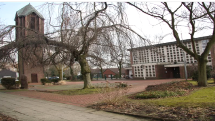 Außenaufnahme der Schul- und Sozialkirche St. Jakobus in OB-Tackenberg