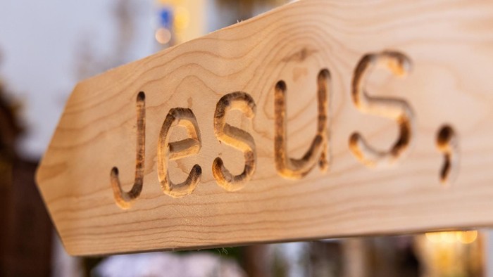 Holzschild mit eingraviertem Namen Jesus