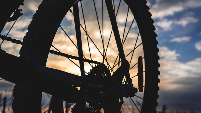 Fahrradreifen vor Abendhimmel