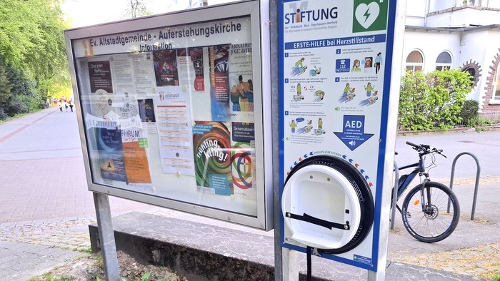 Ein Kirchenschaukasten mit leerer Halterung für einen Defibrillator