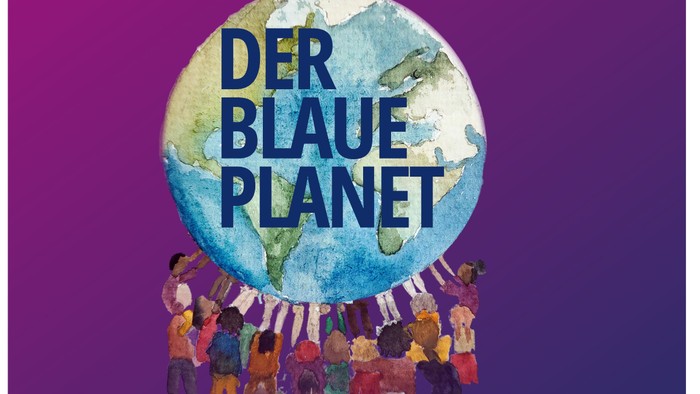 Bunte Illustration von Menschen, die einen Globus halten, mit dem Text „Der Blaue Planet“, die globale Einheit und Umweltbewusstsein betont.
