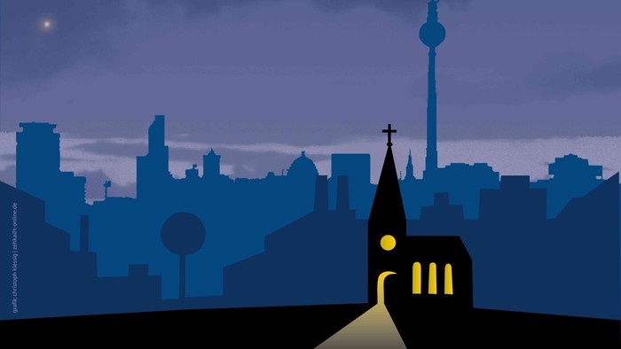 Stadtlandschaft bei Nacht mit beleuchteter Kirche und Fernsehturm