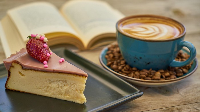 Bild von Kaffee und Kuchen und einem Buch
