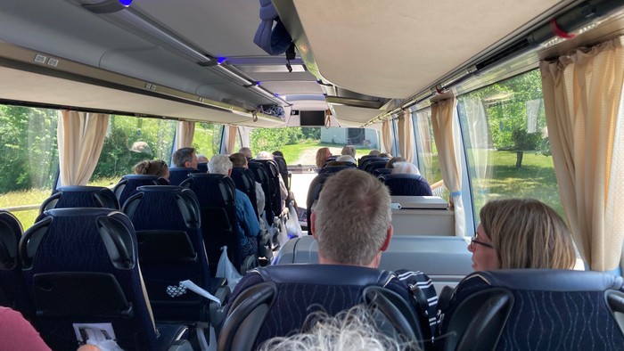 Passagerer inde i bus