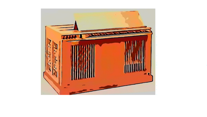 Vintage orangefarbene mechanische Tastatur oder Schreibmaschine mit sichtbaren Tasten und Metallrahmen.