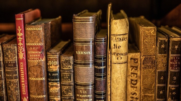 Eine Sammlung alter Bücher in einem Regal