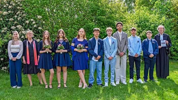 Konfirmand:innen, Presbyterinnen und Pfarrer der Konfirmation am 03.05.2026