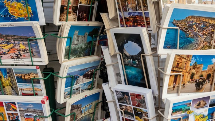 Das Bild zeigt viele Postkarten in einem Laden.