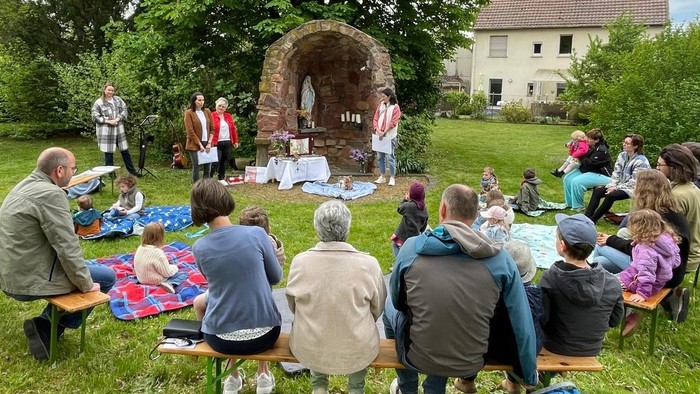 Kinder und Eltern vor der Mariengrotte