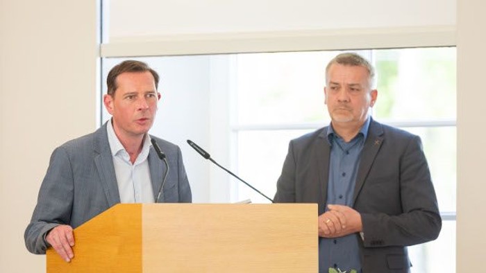 Timo Koch und Jens Heller erläutern auf der Frühjahrssynode die Beschlussvorlage des Gebäudestrategieprozesses. 