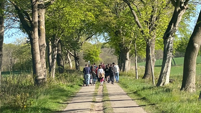 eine Gruppe Pilger auf dem Weg von Putbus nach Bergen