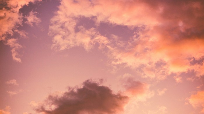 Ein Wolkenhimmel im Abendrot