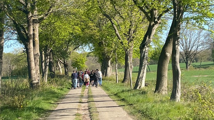 eine Gruppe Pilger auf dem Weg von Putbus nach Bergen