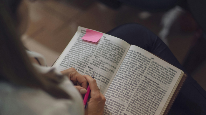 Bibel liegt auf den Knien