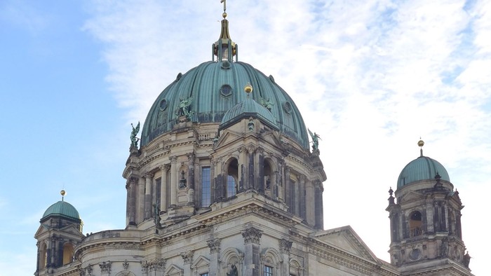 Großartige Kuppelkirche am Wasser bei Tageslicht