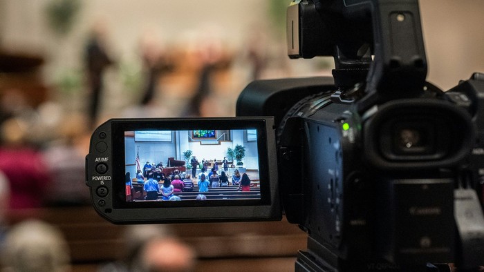 Eine Kamera filmt in einer Kirche.