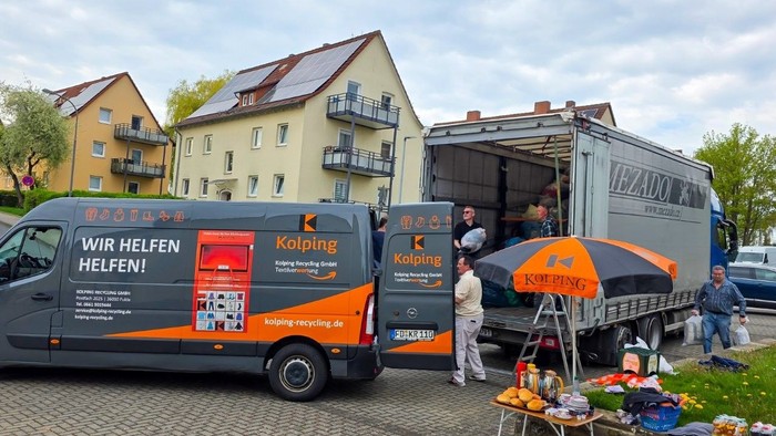 Freiwillige von Kolping helfen beim Umzug und der Organisation von Spenden bei einer Gemeinschaftsveranstaltung.