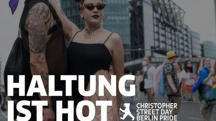 Eine Pride-Veranstaltung mit Menschen, die Regenbogenfahnen halten und Unterstützung für die LGBTQ+-Community zeigen – der Christopher Street Day von Berlin Pride.