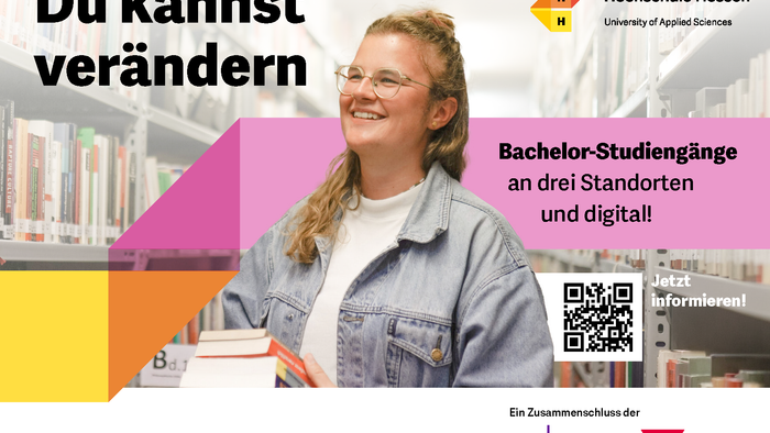 Eine junge Frau steht lächelnd in einer Bibliothek zwischen Bücherregalen und hält mehrere Bücher im Arm. Über dem Bild liegt ein gestalteter Werbeflyer mit farbigen Flächen und Texten: „Du kannst verändern“ sowie „Bachelor-Studiengänge an drei Standorten