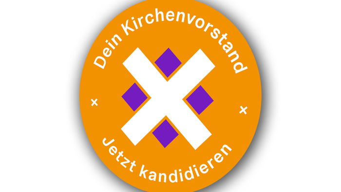 Runder, orangefarbener Button auf hellem Hintergrund. In der Mitte ein großes, weißes Kreuz, flankiert von vier kleinen, violetten Rauten, die in der Gesamtkeit wie ein Kreuz auf einem Wahlzettel anmuten sollen. Am oberen Rand steht in weißer Schrift gebo