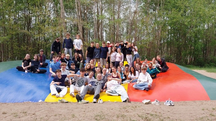 Gruppenfoto auf dem Riesensprungkissen – beste Stimmung bei der Konfi-Fahrt am Groß-Väter-See.