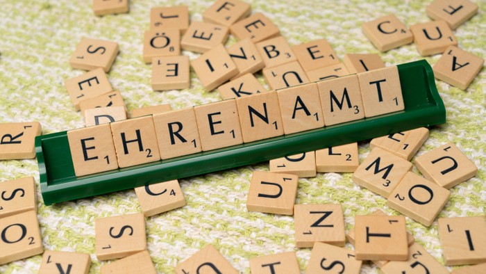 Scrabbel-Steine, die das Wort Ehrenamt zusammensetzen