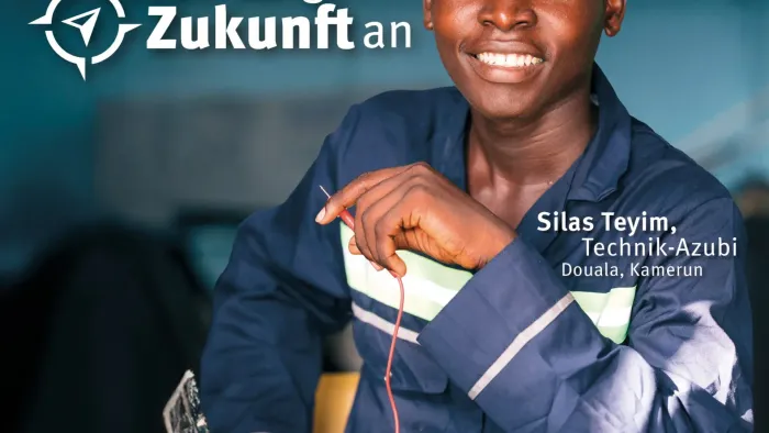 Ein junger Auszubildender namens Silas arbeitet an Elektronik und fördert durch eine Wohltätigkeitskampagne zukünftige Berufschancen.