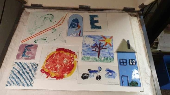 Børns glaskunst, som ligger klar til at blive brændt i glasovn.
