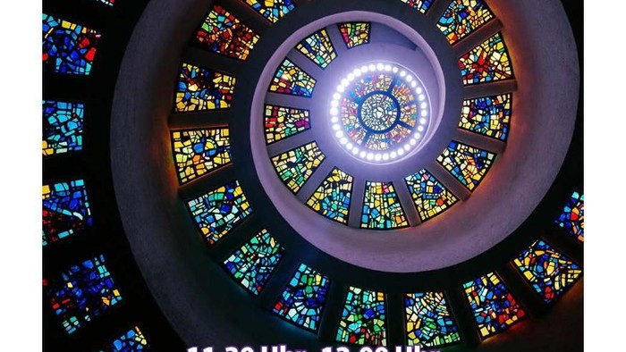 Plakat kündigt sonntägliche Gottesdienste mit spiralförmigem Buntglasdesign und Veranstaltungsterminen an.