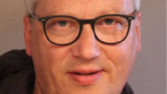 Portrait eines Mannes mit grauen Haaren und Brille