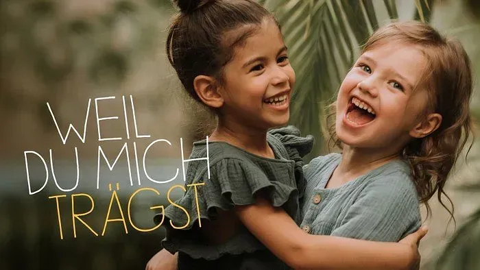 Zwei Kinder halten sich im Arm
