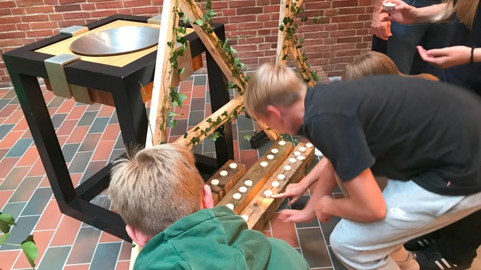 Børn spiller på instrumenter i indendørs område