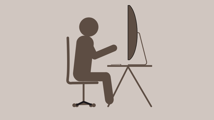 Person sidder ved computer.