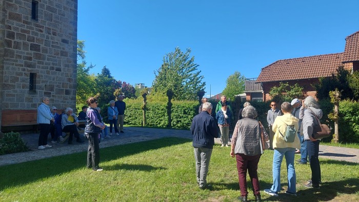 D Gruppe steht locker vor der Kirche während es Informationen zum Gebäude gibt.