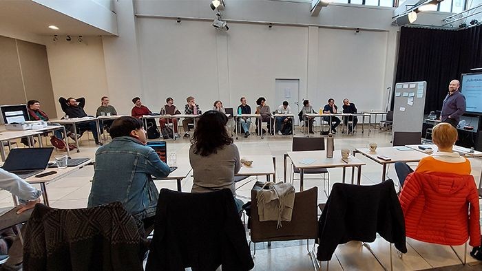 Gruppe mit Studierenden, Dozierenden und Referent in der Hochschule für Kirchenmusik beim Seminartag