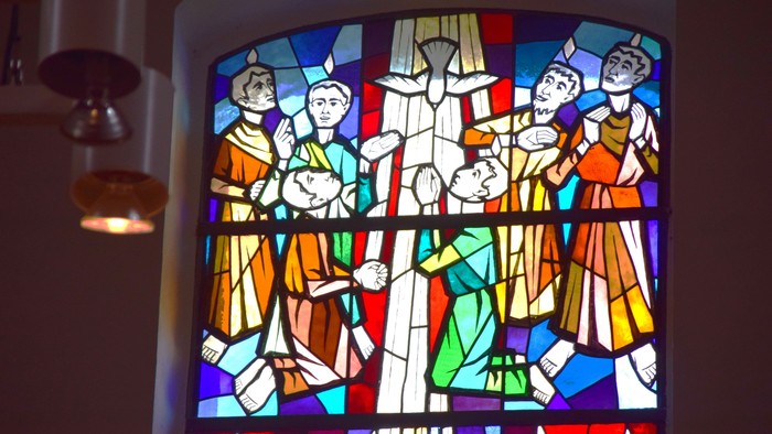 Buntglasfenster mit dem Pfingstwunder in der. St. Marien-Kirche Dahme/Mark