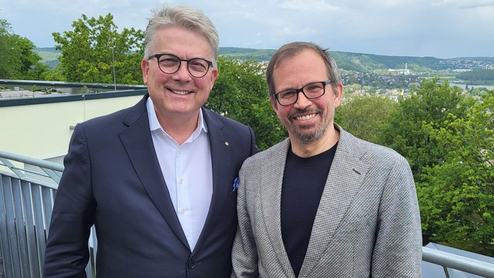 Stiftungsratsvorsitzender Dr. Hans Adolf Burbach (li.) und Vorstand Markus Bachmann von der Ev. Stiftung Volmarstein auf der Dachterrasse des neuen Liselotte-Funcke-Hauses.