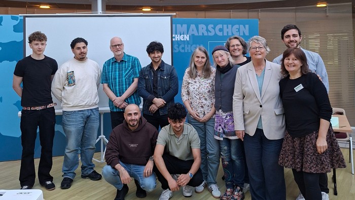 Zu sehen sind Teilnehmerinnen und Teilnehmer des Interreligiösen Dialogs im Kreishaus in Heide