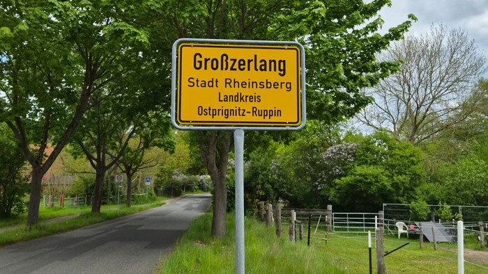 Bild mit dem Ortseingangsschild von Großzerland