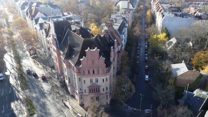 Luftaufnahme einer Stadt mit prächtigem Gebäude und Straße