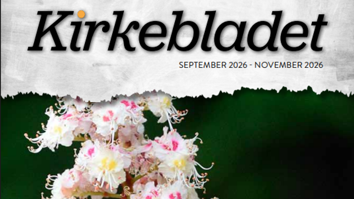 Forside af Kirkebladet med en blomstergren med hvide og lyserøde blomster til september–november 2026.