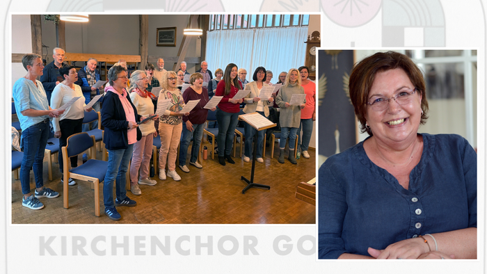Eine fröhliche Chorgruppe und ihr lächelnder Dirigent proben gemeinsam in einem Kirchensaal.