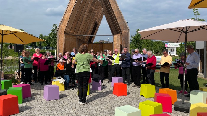 Chor vor der Lichtkirche auf der Landesgartenschau in Neuss