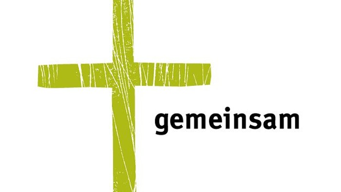 grünes Kreuz mit Schriftzug GEMEINSAM