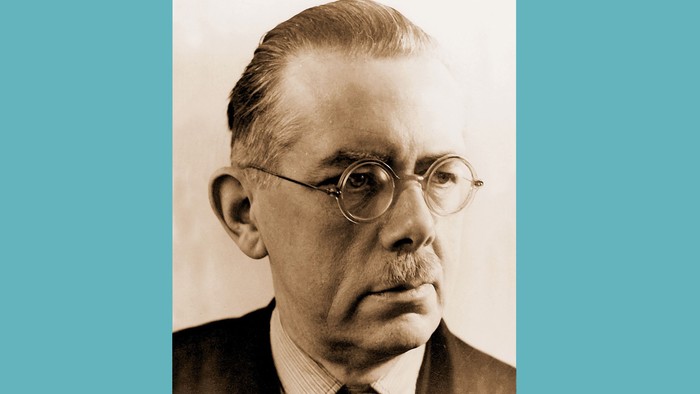 Schwarz-Weiß-Porträt eines älteren Mannes mit Brille und Anzug.