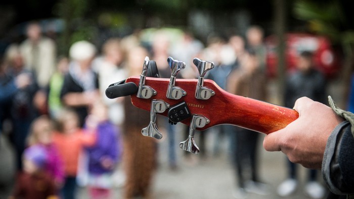 Fete de la Musique: eine Gitarre im Vordergrund, im Hintergrund Publikum.
